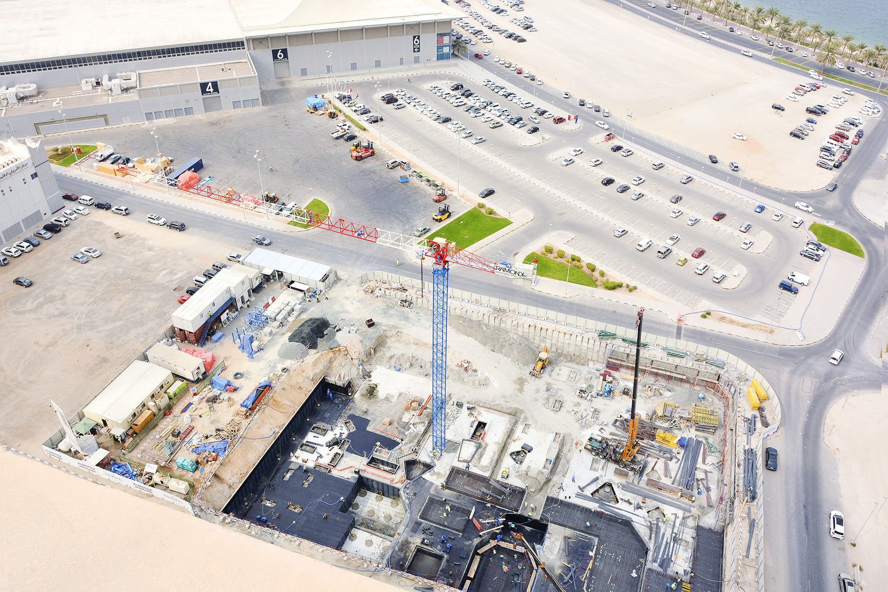 Raimondi MRT152 tower crane erected at the Novotel Sharjah Expo Hotel jobsite