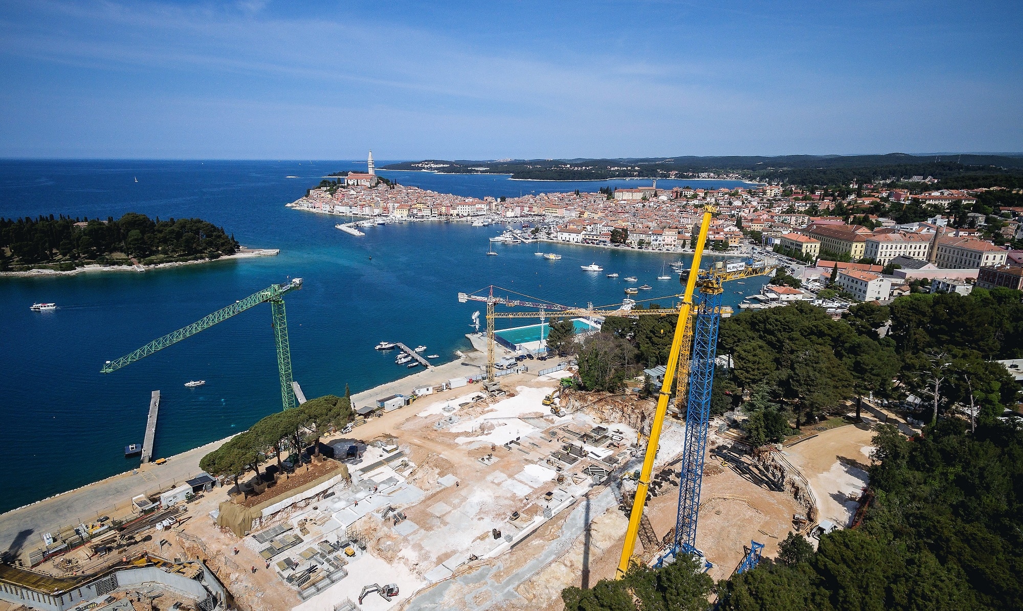 Klančar Cranes erects two Raimondi MRT186s in Rovinj, Croatia