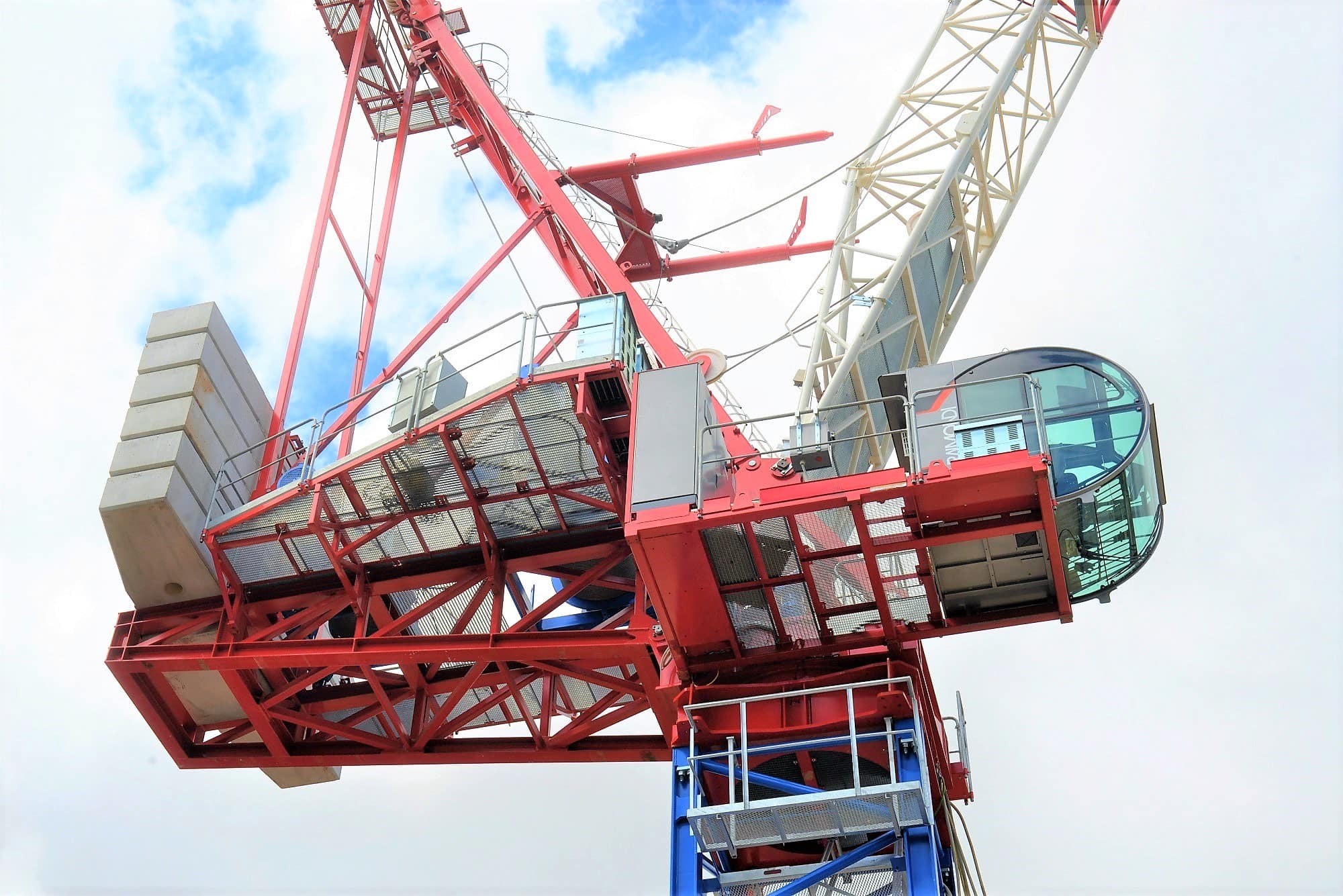 Bennetts puts into action world’s first Raimondi LR330 luffing jib tower crane