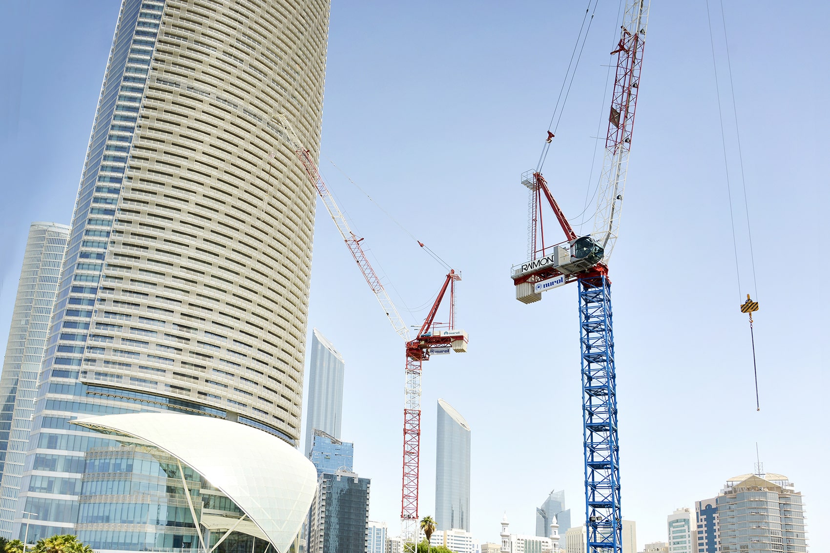 Two Raimondi luffing jib cranes put to work by Nurol Construction at the Abu Dhabi Corniche