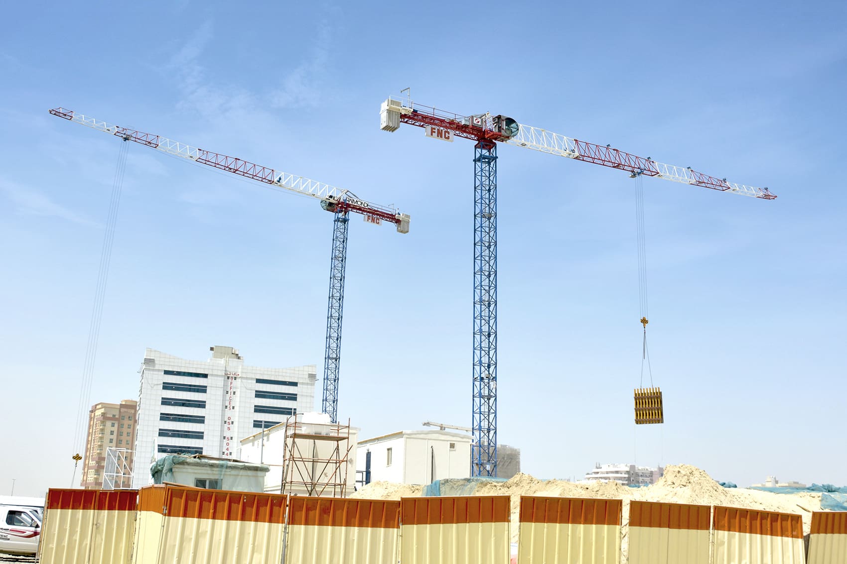 PMV Middle East: Raimondi installs two MRT111 flattop tower cranes at a FNC jobsite in Dubai