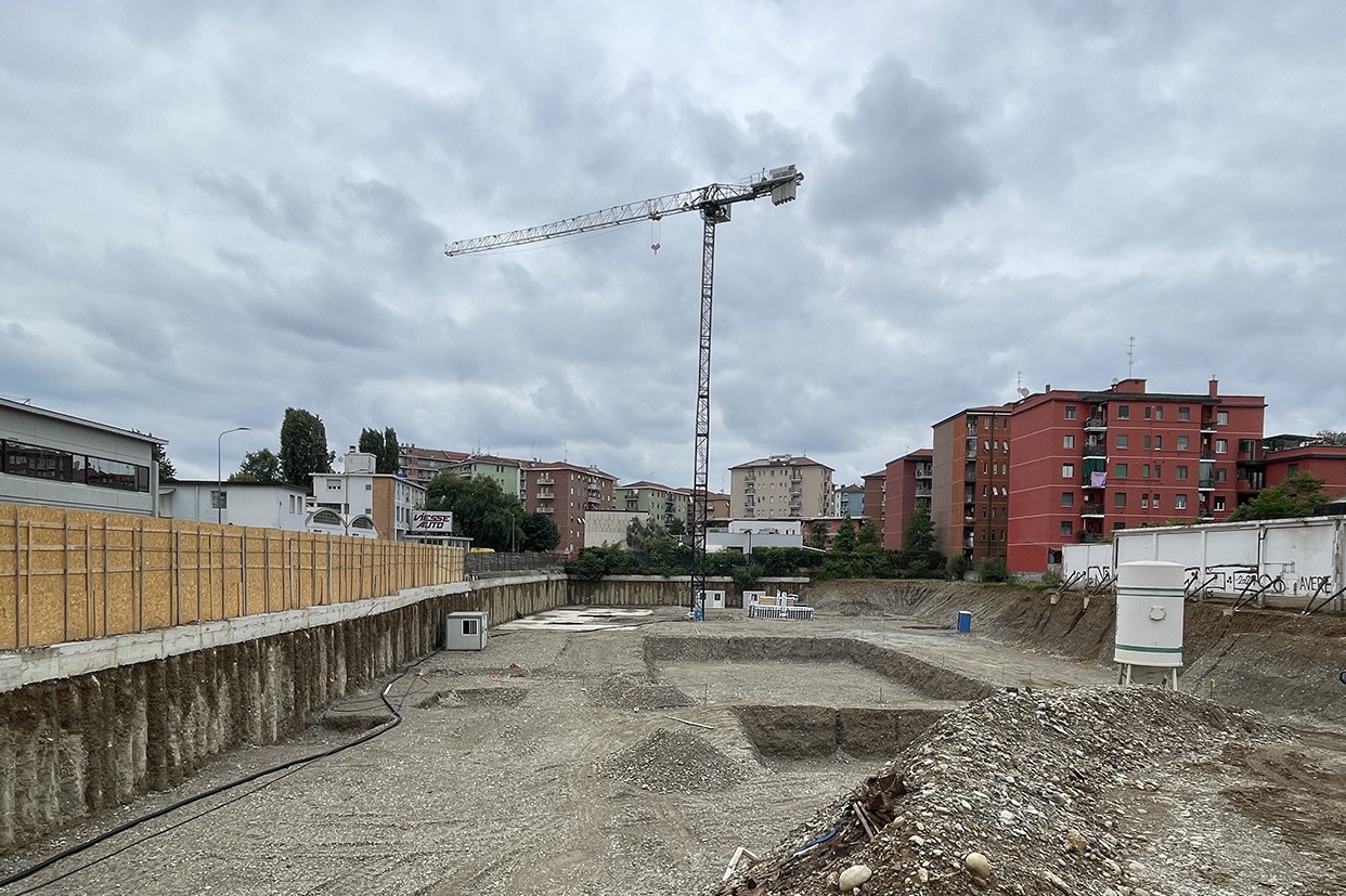 Raimondi T97 flat-top tower crane for Milan residential development