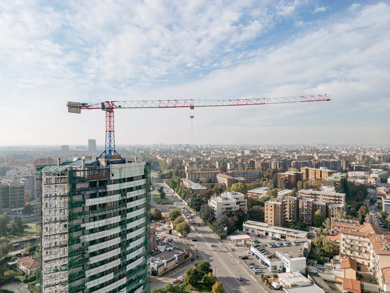 Raimondi T147 flat-top tower crane powers Milan’s latest restoration project