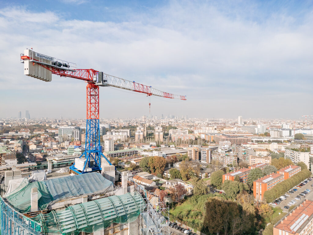 Raimondi T147 tower crane for the reconstruction of Torre dei Moro