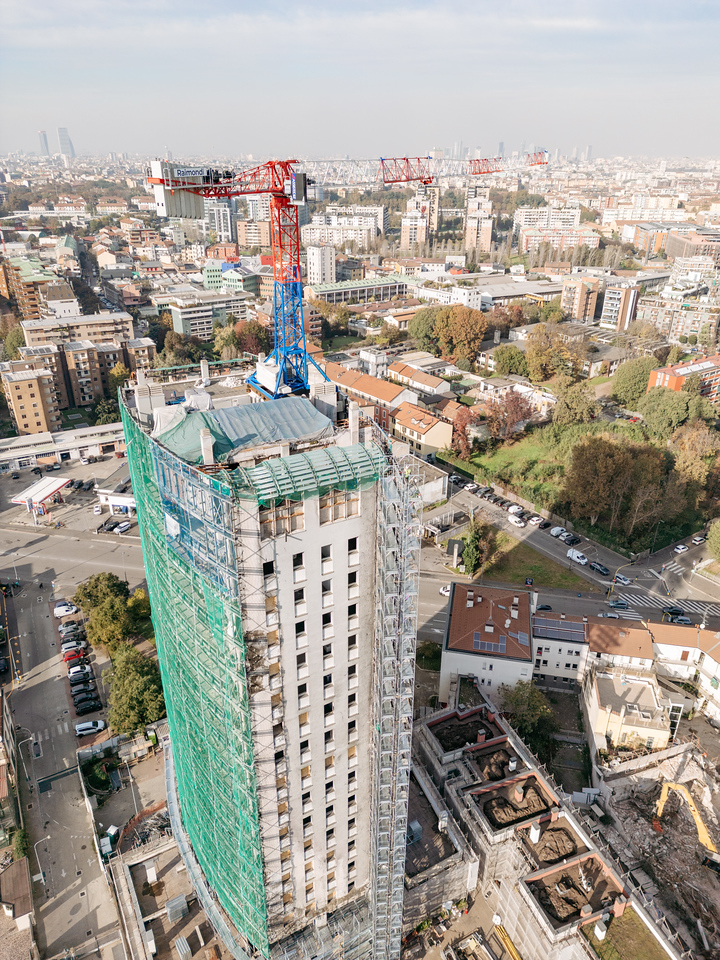 The Raimondi T147 has been installed directly atop the building with the support of a 350t mobile crane