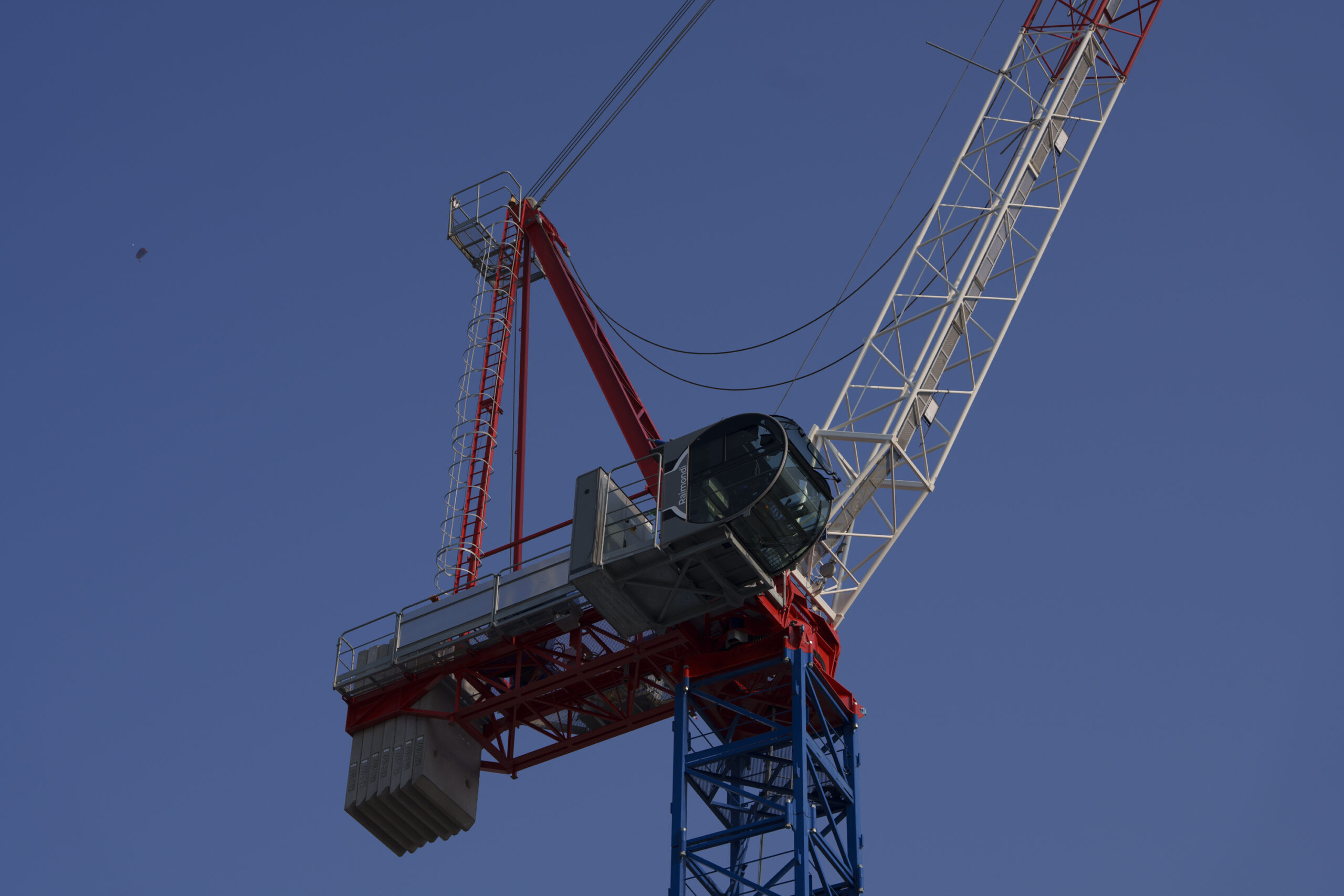 Raimondi LR213 luffing jib crane drives construction of new London waterfront residences