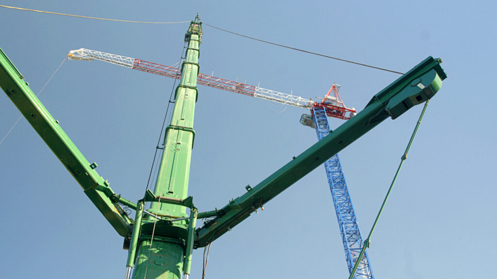 Installed with the support of a 500t mobile crane, the LR213 is freestanding at 92m