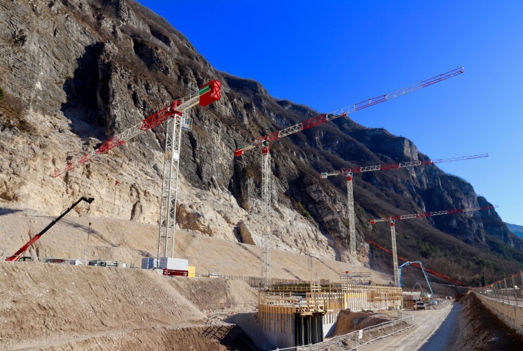 Several Terex CTT flat-tops at work in Italy