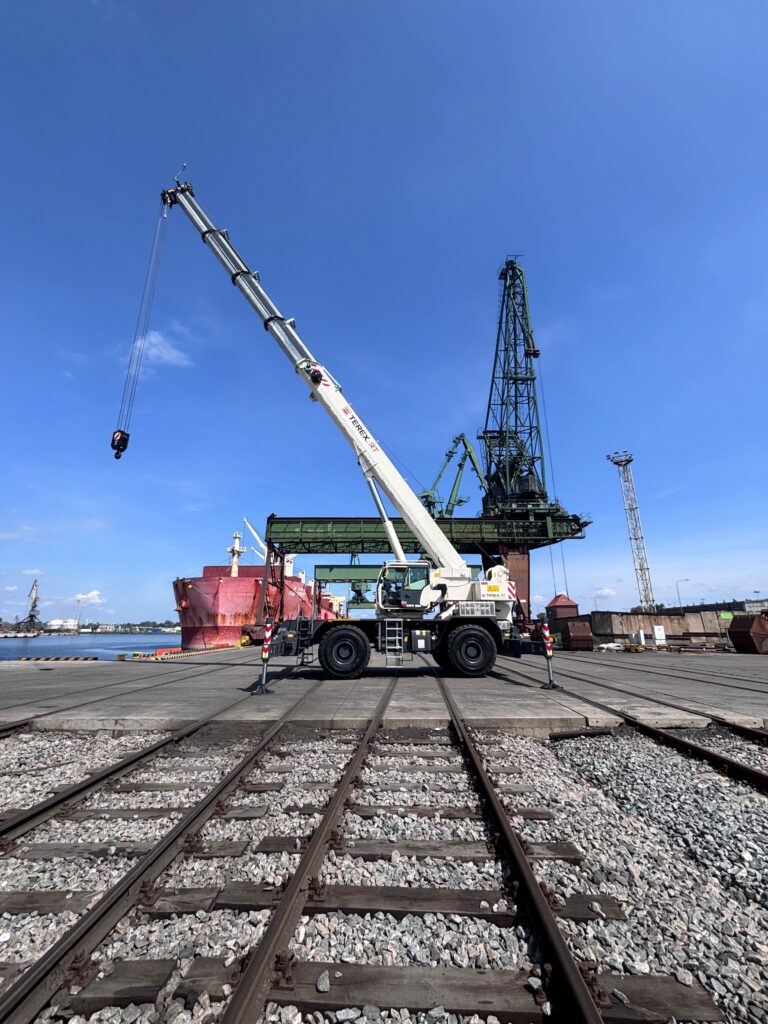 • Terex TRT90 selected for superior lifting capacity, mobility and pick-and-carry capability